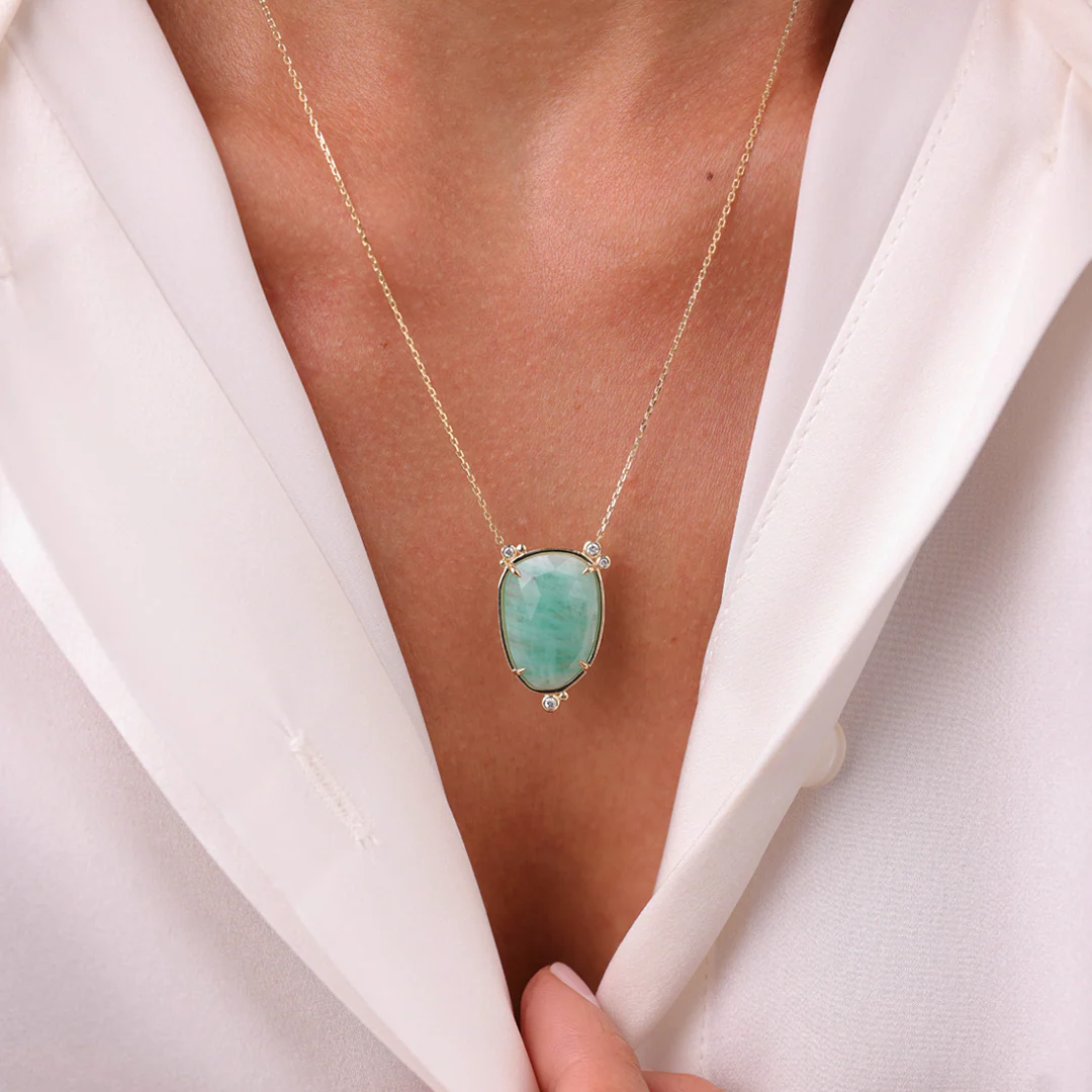14K Gold Oval Emerald Necklace with 4 diamonds - Image 3