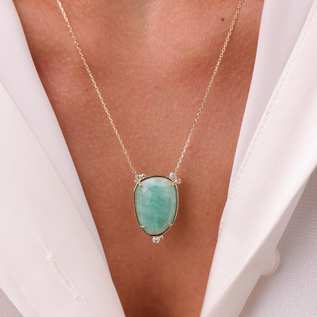 14K Gold Oval Emerald Necklace with 4 diamonds - Image 4