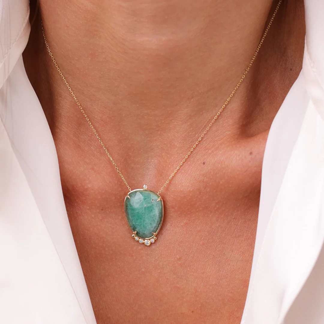 14K Gold Oval Emerald Necklace with 5 diamonds - Image 4