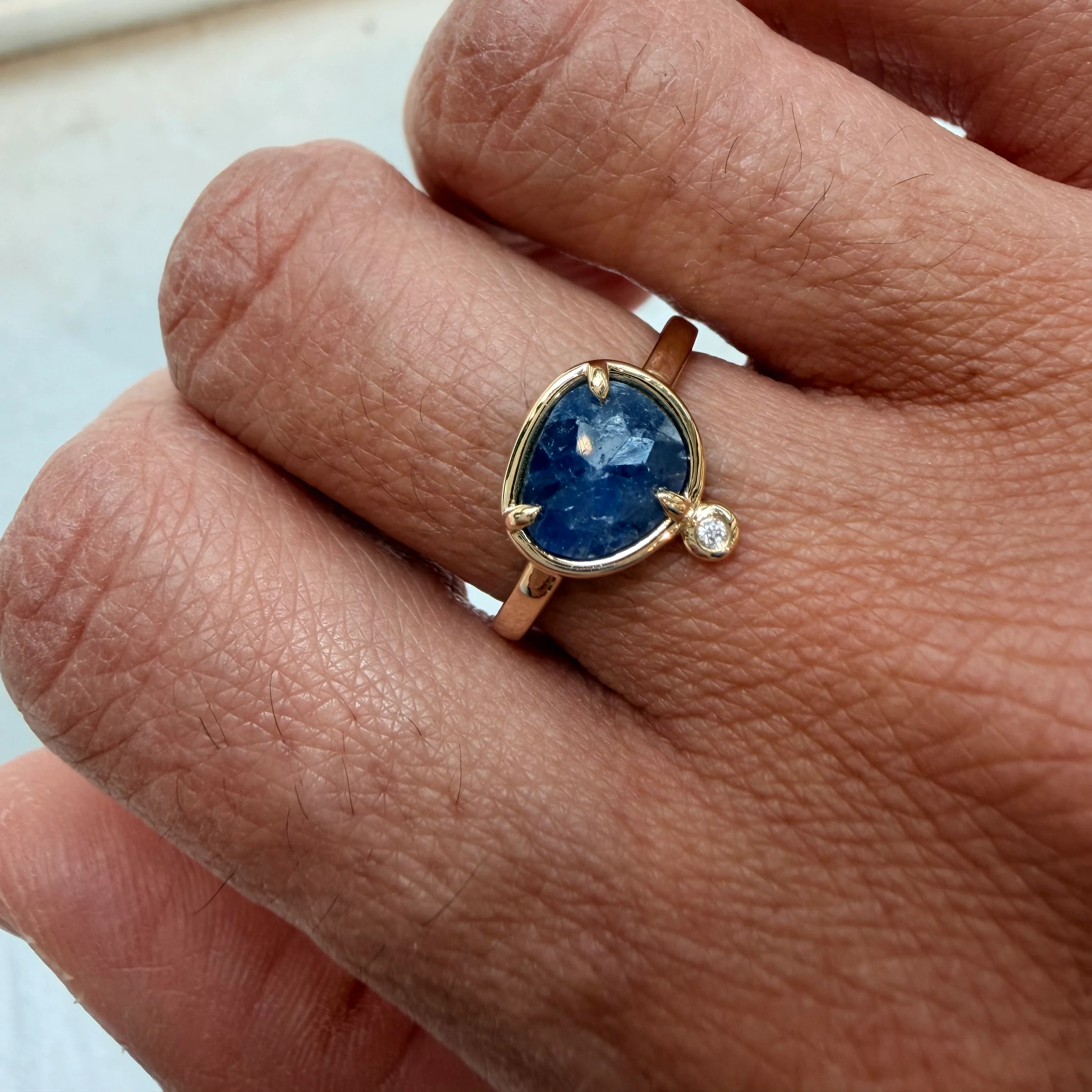Ocean Kiss  – 14K Gold Ring with Sapphire and Diamond - Image 4